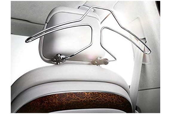 The ideal way to transport your garments.
The clothes hanger integrates with the vehicle interior, it can be easily and quickly mounted on the head restraint and carries your free-hanging garment securely and safely.